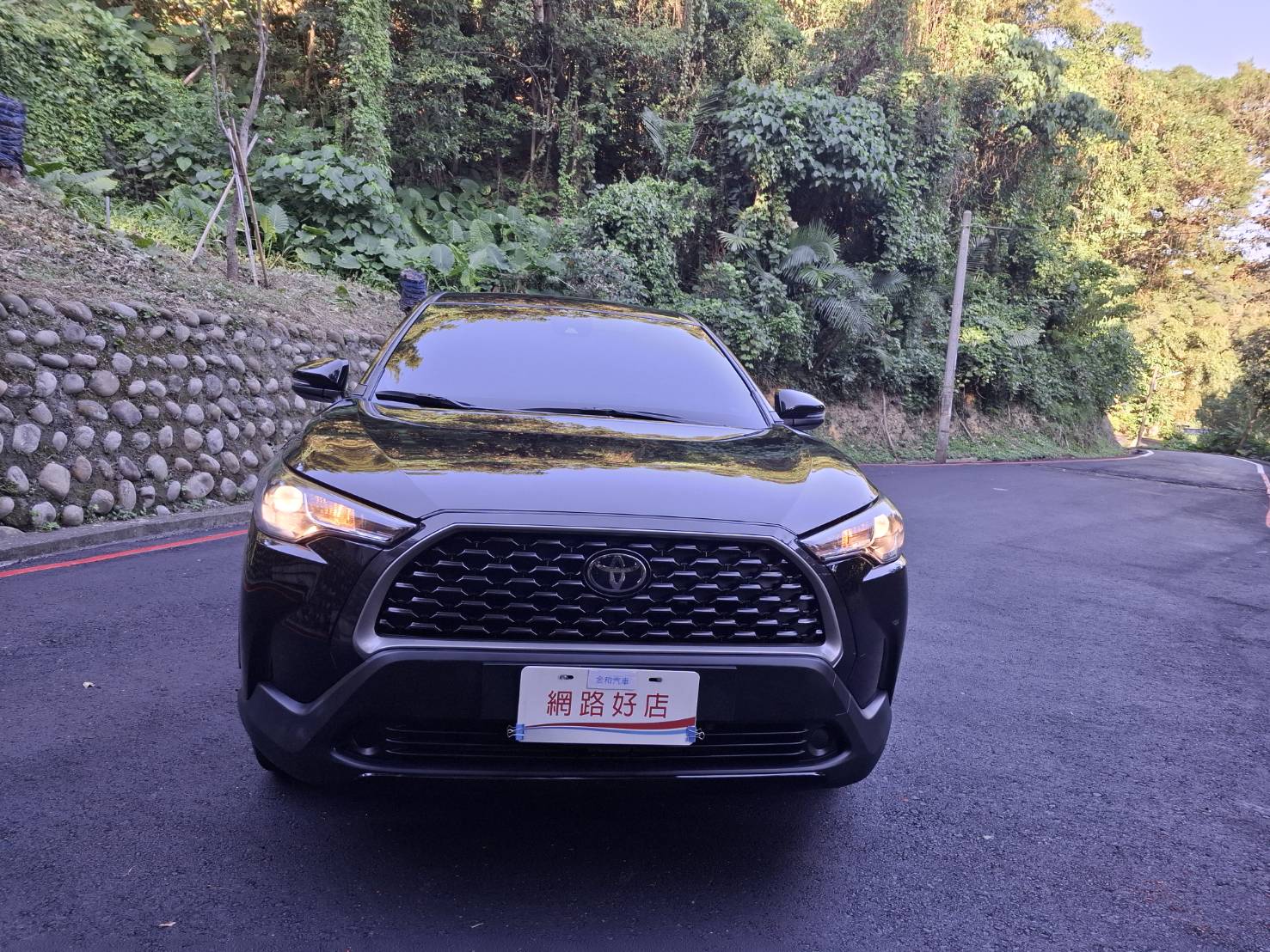 2021年 TOYOTA COROLLA CROSS 1.8黑色外觀，耐看又保值LINE：goo5168 洽詢電話：0912423585 宋小姐貸款專辦~強力過件  第10張相片