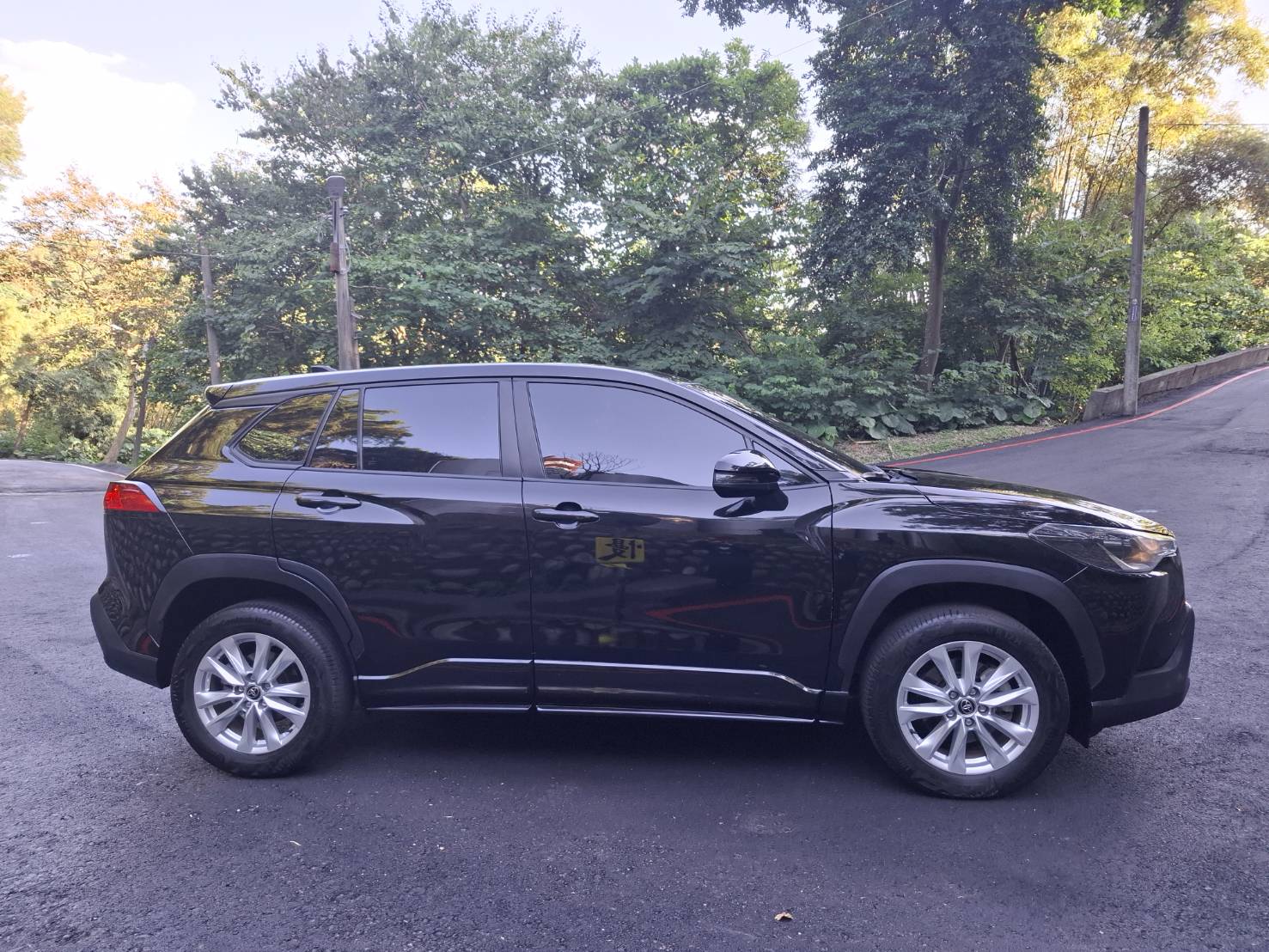 2021年 TOYOTA COROLLA CROSS 1.8黑色外觀，耐看又保值LINE：goo5168 洽詢電話：0912423585 宋小姐貸款專辦~強力過件  第11張相片