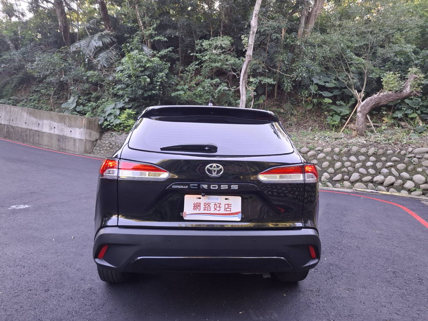 2021年 TOYOTA COROLLA CROSS 1.8黑色外觀，耐看又保值LINE：goo5168 洽詢電話：0912423585 宋小姐貸款專辦~強力過件  第13張相片