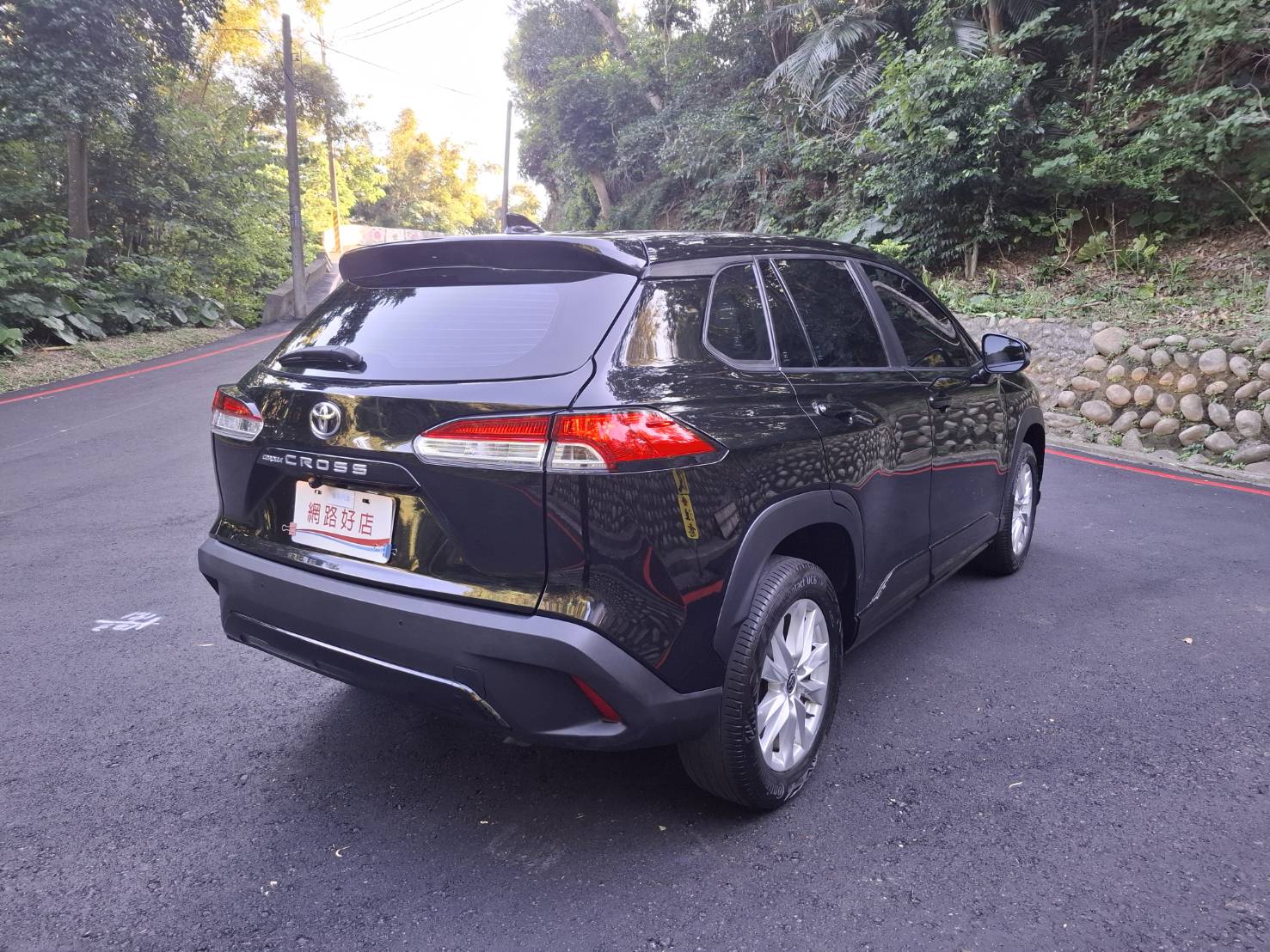 2021年 TOYOTA COROLLA CROSS 1.8黑色外觀，耐看又保值LINE：goo5168 洽詢電話：0912423585 宋小姐貸款專辦~強力過件  第14張相片
