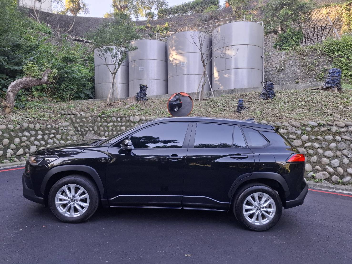 2021年 TOYOTA COROLLA CROSS 1.8黑色外觀，耐看又保值LINE：goo5168 洽詢電話：0912423585 宋小姐貸款專辦~強力過件  第15張相片