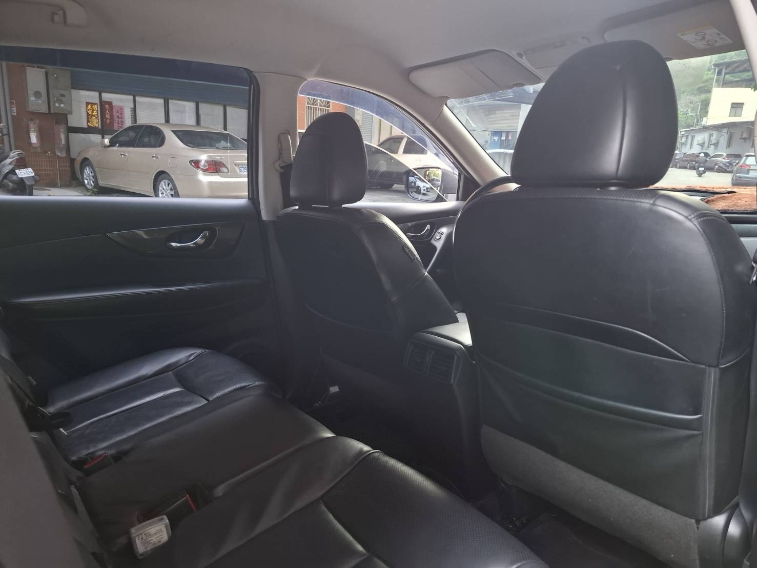 2017年 NISSAN X-TRAIL 2.0 大空間 高實用性 超值價格 出遊通勤一台搞定 立即私訊 搶先賞車LINE：goo5168 洽詢電話：0912423585 宋小姐 貸款專辦~強力過件  第8張相片