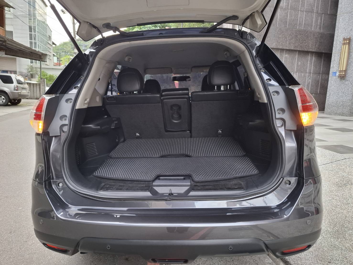 2017年 NISSAN X-TRAIL 2.0 大空間 高實用性 超值價格 出遊通勤一台搞定 立即私訊 搶先賞車LINE：goo5168 洽詢電話：0912423585 宋小姐 貸款專辦~強力過件  第11張相片