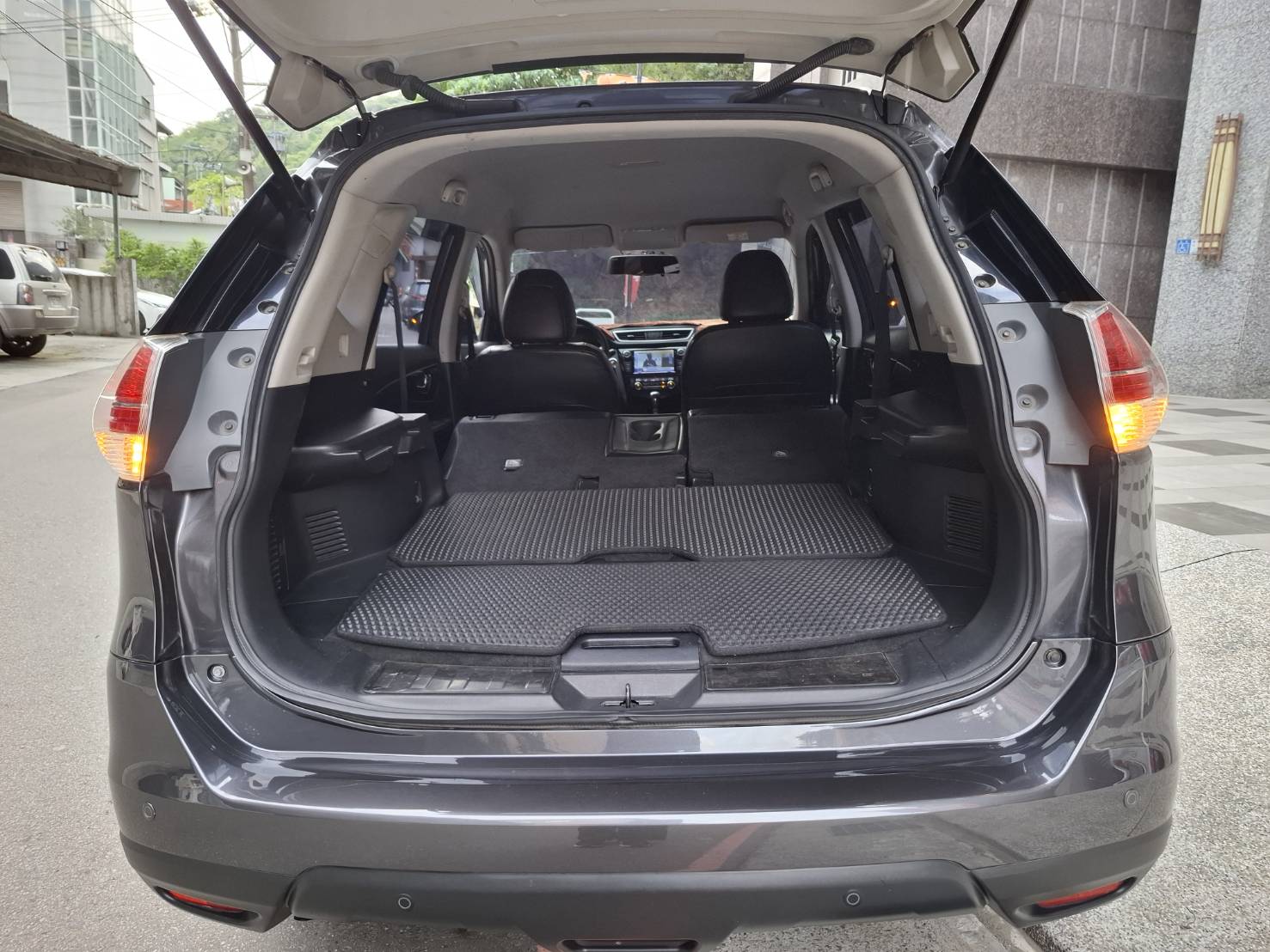 2017年 NISSAN X-TRAIL 2.0 大空間 高實用性 超值價格 出遊通勤一台搞定 立即私訊 搶先賞車LINE：goo5168 洽詢電話：0912423585 宋小姐 貸款專辦~強力過件  第12張相片