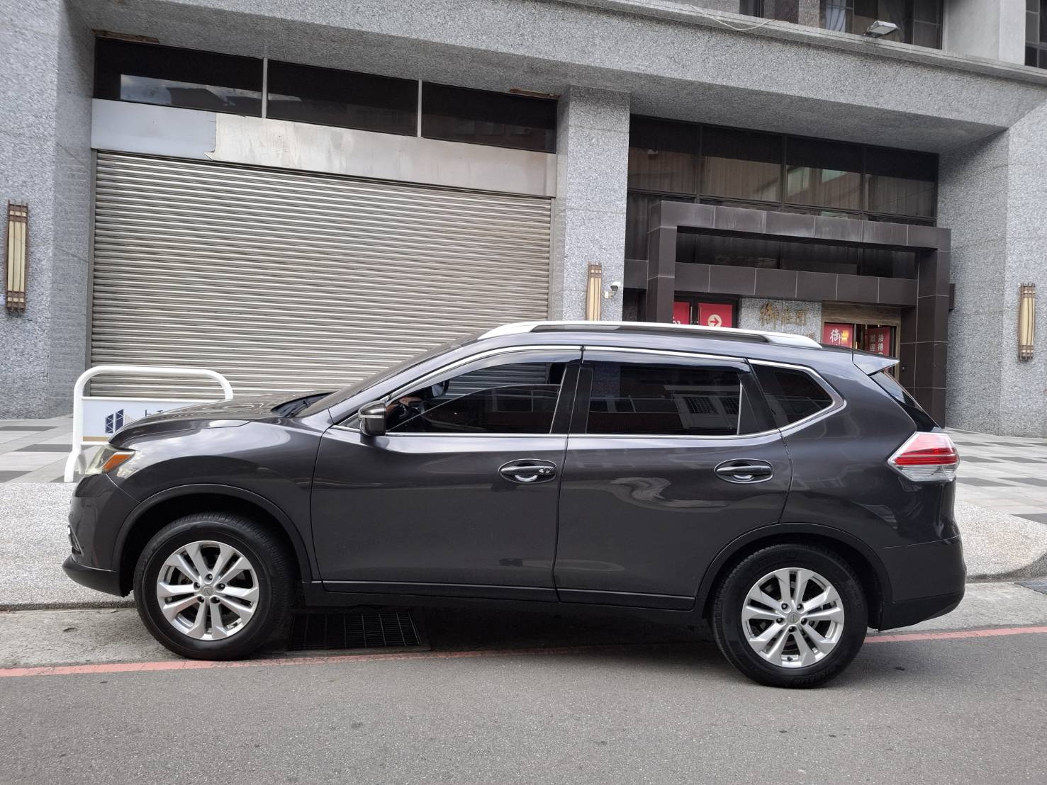 2017年 NISSAN X-TRAIL 2.0 大空間 高實用性 超值價格 出遊通勤一台搞定 立即私訊 搶先賞車LINE：goo5168 洽詢電話：0912423585 宋小姐 貸款專辦~強力過件  第13張相片