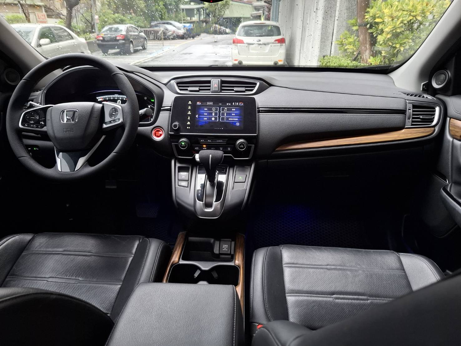 2018 HONDA CR-V ACC 主動跟車・循跡防滑 ABS 全家出門更安心  電尾門＋大空間，推車行李輕鬆放立即私訊  搶先賞車 LINE：goo5168 洽詢電話：0912423585 宋小姐貸款專辦~強力過  第3張相片