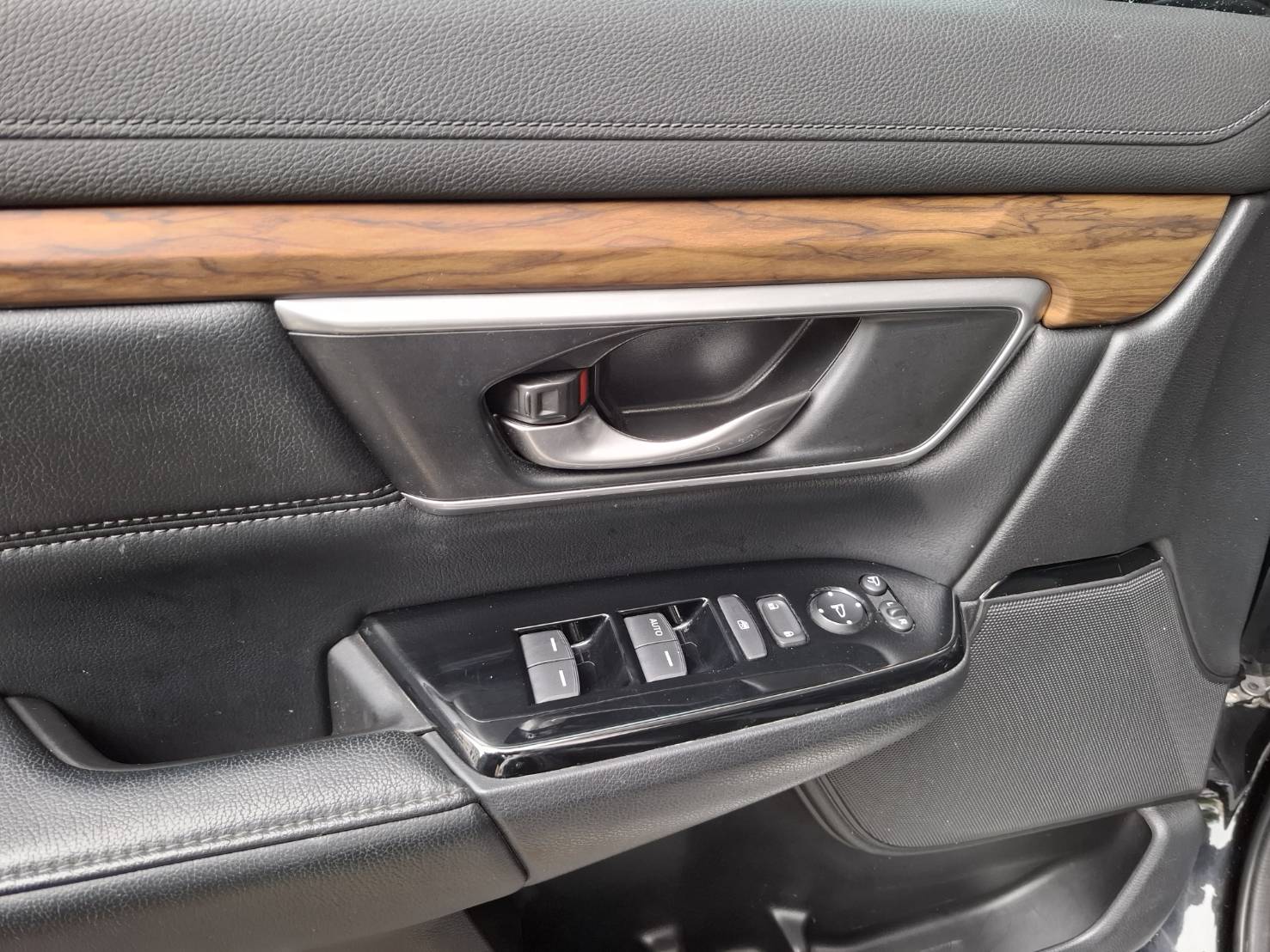 2018 HONDA CR-V ACC 主動跟車・循跡防滑 ABS 全家出門更安心  電尾門＋大空間，推車行李輕鬆放立即私訊  搶先賞車 LINE：goo5168 洽詢電話：0912423585 宋小姐貸款專辦~強力過  第4張相片