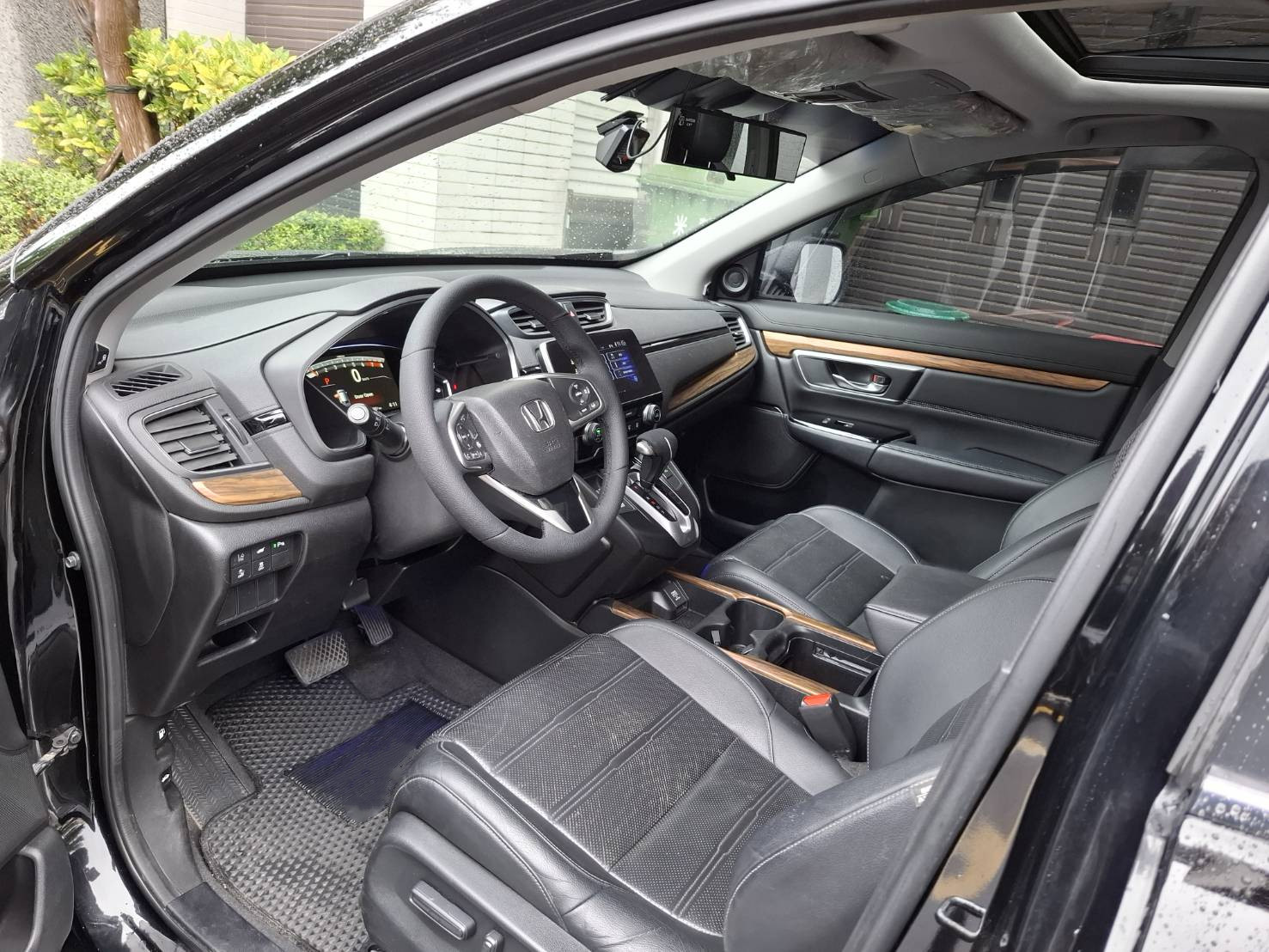 2018 HONDA CR-V ACC 主動跟車・循跡防滑 ABS 全家出門更安心  電尾門＋大空間，推車行李輕鬆放立即私訊  搶先賞車 LINE：goo5168 洽詢電話：0912423585 宋小姐貸款專辦~強力過  第5張相片