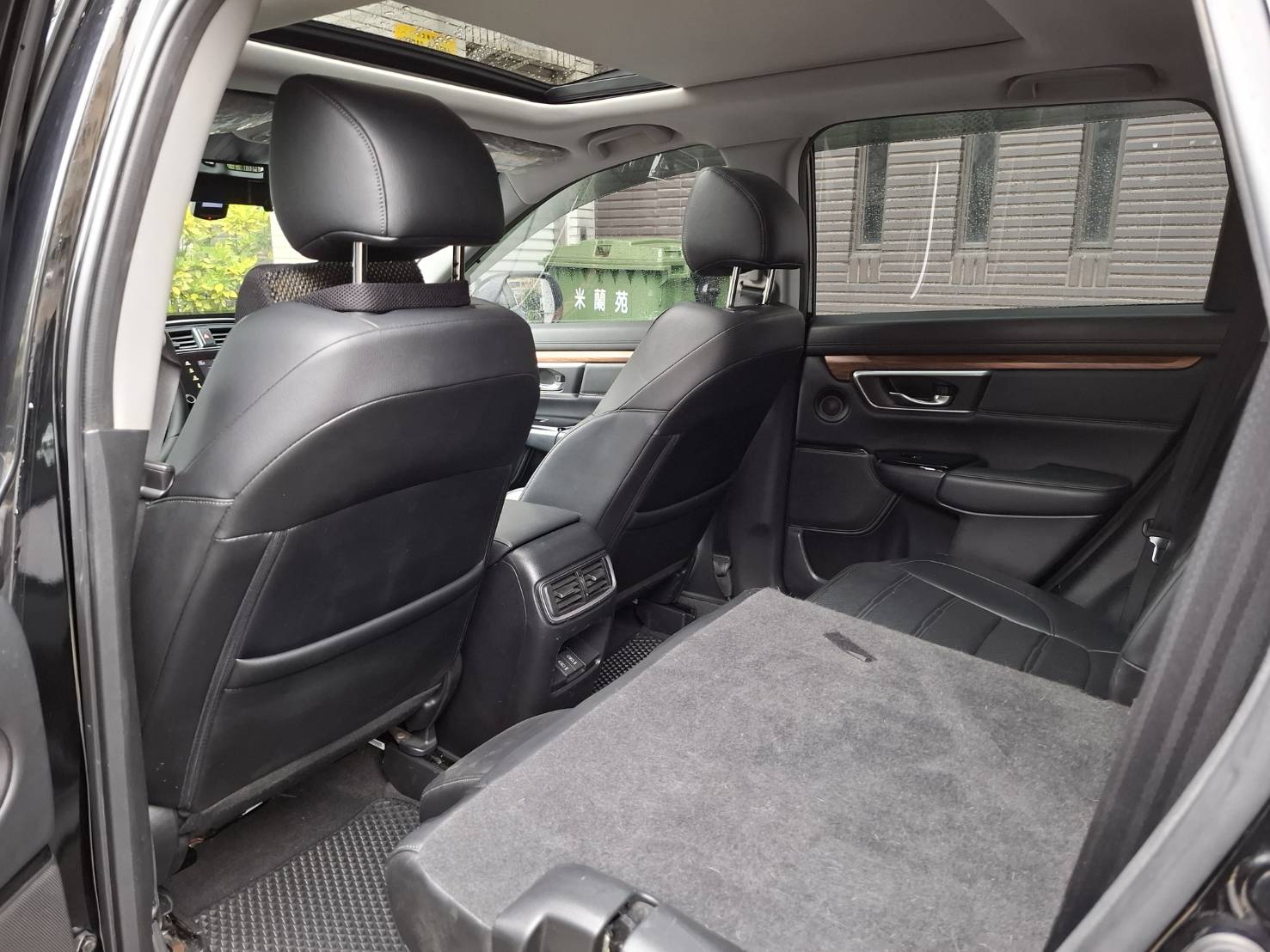 2018 HONDA CR-V ACC 主動跟車・循跡防滑 ABS 全家出門更安心  電尾門＋大空間，推車行李輕鬆放立即私訊  搶先賞車 LINE：goo5168 洽詢電話：0912423585 宋小姐貸款專辦~強力過  第6張相片