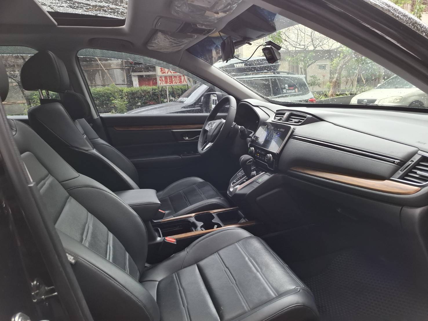 2018 HONDA CR-V ACC 主動跟車・循跡防滑 ABS 全家出門更安心  電尾門＋大空間，推車行李輕鬆放立即私訊  搶先賞車 LINE：goo5168 洽詢電話：0912423585 宋小姐貸款專辦~強力過  第7張相片