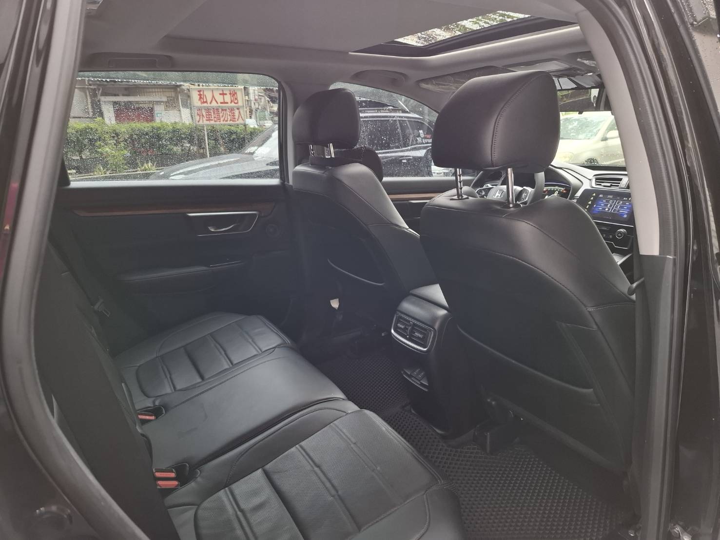 2018 HONDA CR-V ACC 主動跟車・循跡防滑 ABS 全家出門更安心  電尾門＋大空間，推車行李輕鬆放立即私訊  搶先賞車 LINE：goo5168 洽詢電話：0912423585 宋小姐貸款專辦~強力過  第8張相片