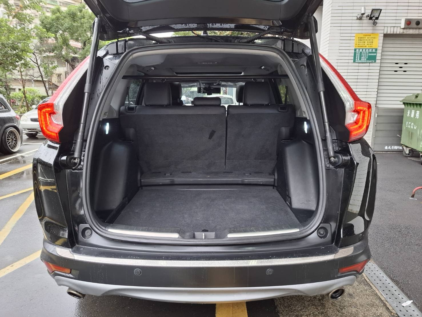 2018 HONDA CR-V ACC 主動跟車・循跡防滑 ABS 全家出門更安心  電尾門＋大空間，推車行李輕鬆放立即私訊  搶先賞車 LINE：goo5168 洽詢電話：0912423585 宋小姐貸款專辦~強力過  第10張相片