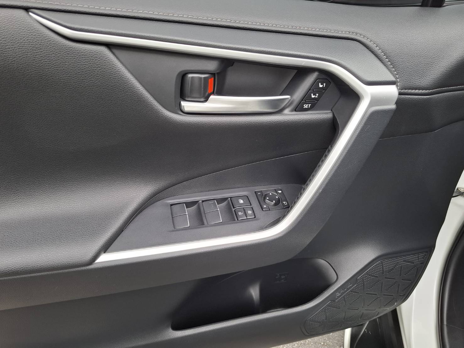2019 TOYOTA RAV4 熱門首選 安全・耐用・保值 一台很多人都在找的休旅車。空間大、安全高、省油耐用，RAV4 一直都是家庭休旅人氣王！ 歡迎私訊 / 電洽預約賞車  LINE：goo5168  0912-423-585宋小姐  第3張相片