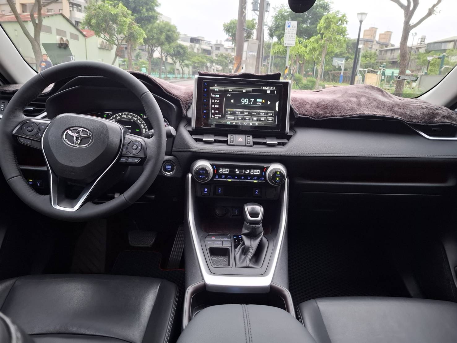 2019 TOYOTA RAV4 熱門首選 安全・耐用・保值 一台很多人都在找的休旅車。空間大、安全高、省油耐用，RAV4 一直都是家庭休旅人氣王！ 歡迎私訊 / 電洽預約賞車  LINE：goo5168  0912-423-585宋小姐  第5張相片
