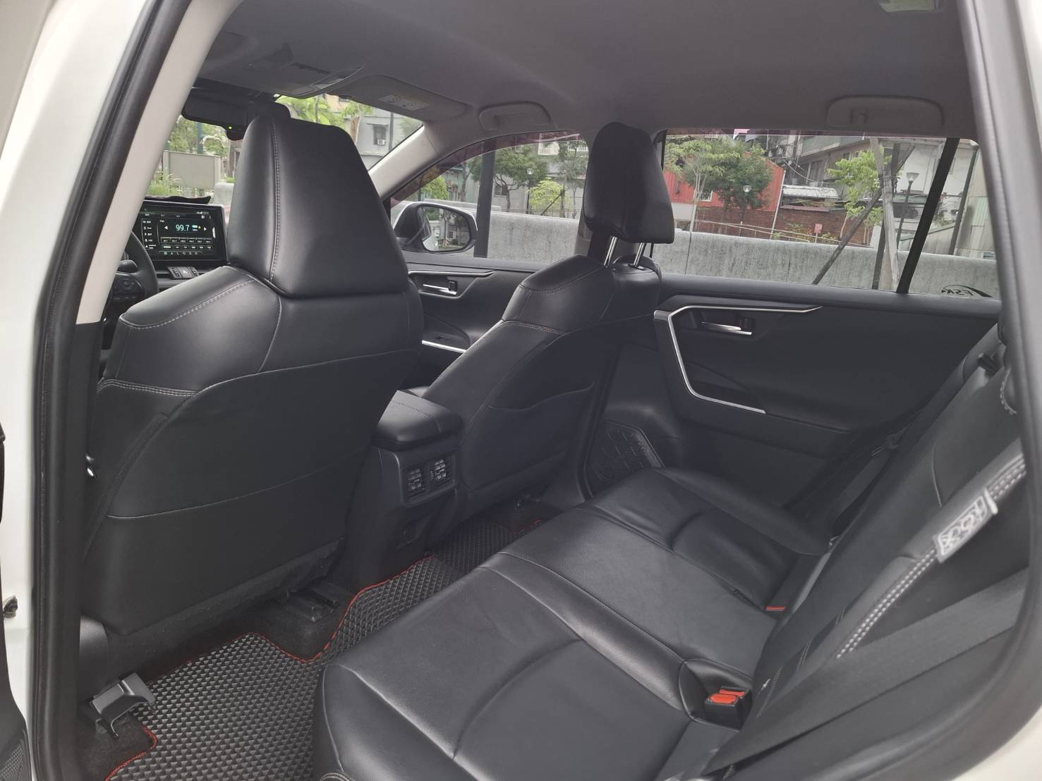 2019 TOYOTA RAV4 熱門首選 安全・耐用・保值 一台很多人都在找的休旅車。空間大、安全高、省油耐用，RAV4 一直都是家庭休旅人氣王！ 歡迎私訊 / 電洽預約賞車  LINE：goo5168  0912-423-585宋小姐  第7張相片