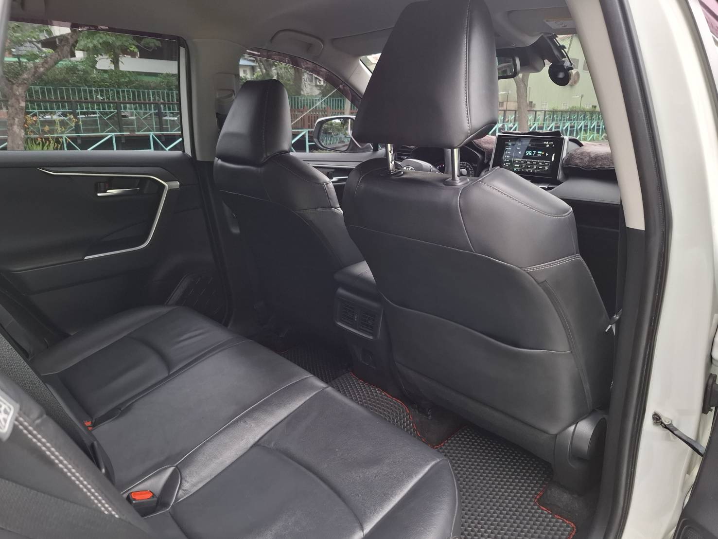2019 TOYOTA RAV4 熱門首選 安全・耐用・保值 一台很多人都在找的休旅車。空間大、安全高、省油耐用，RAV4 一直都是家庭休旅人氣王！ 歡迎私訊 / 電洽預約賞車  LINE：goo5168  0912-423-585宋小姐  第9張相片
