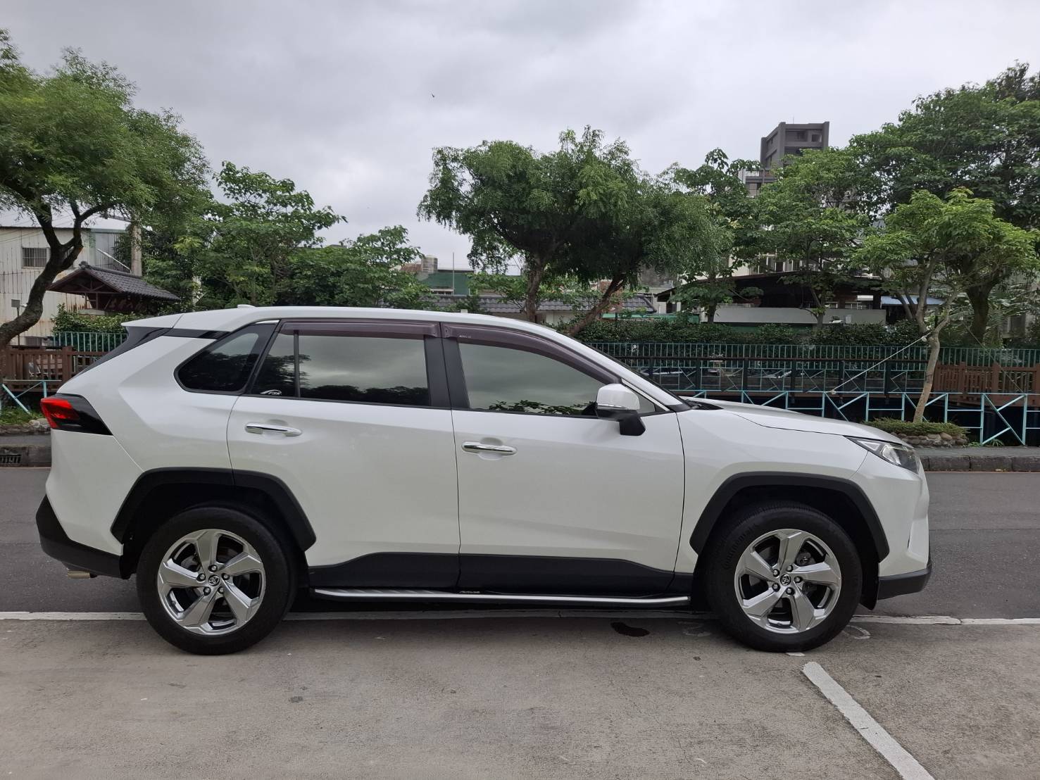 2019 TOYOTA RAV4 熱門首選 安全・耐用・保值 一台很多人都在找的休旅車。空間大、安全高、省油耐用，RAV4 一直都是家庭休旅人氣王！ 歡迎私訊 / 電洽預約賞車  LINE：goo5168  0912-423-585宋小姐  第12張相片