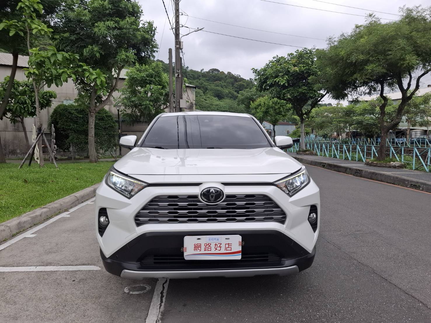 2019 TOYOTA RAV4 熱門首選 安全・耐用・保值 一台很多人都在找的休旅車。空間大、安全高、省油耐用，RAV4 一直都是家庭休旅人氣王！ 歡迎私訊 / 電洽預約賞車  LINE：goo5168  0912-423-585宋小姐  第16張相片