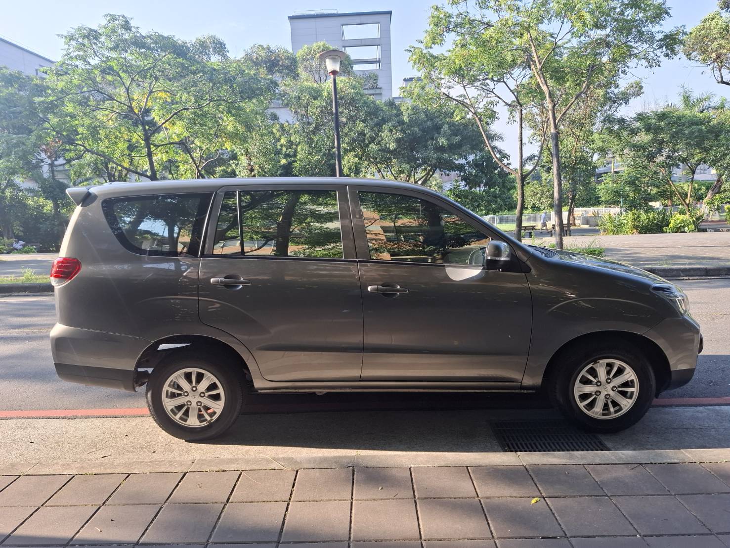 2023年 MITSUBISHI ZINGER 僅跑 3萬5千公里 車況優 超大空間 家庭工作都適合 保值耐用 代步 商用兩相宜 預約賞車LINE：goo5168 洽詢電話：0912423585 宋小姐 貸款專辦強力過件    第10張相片
