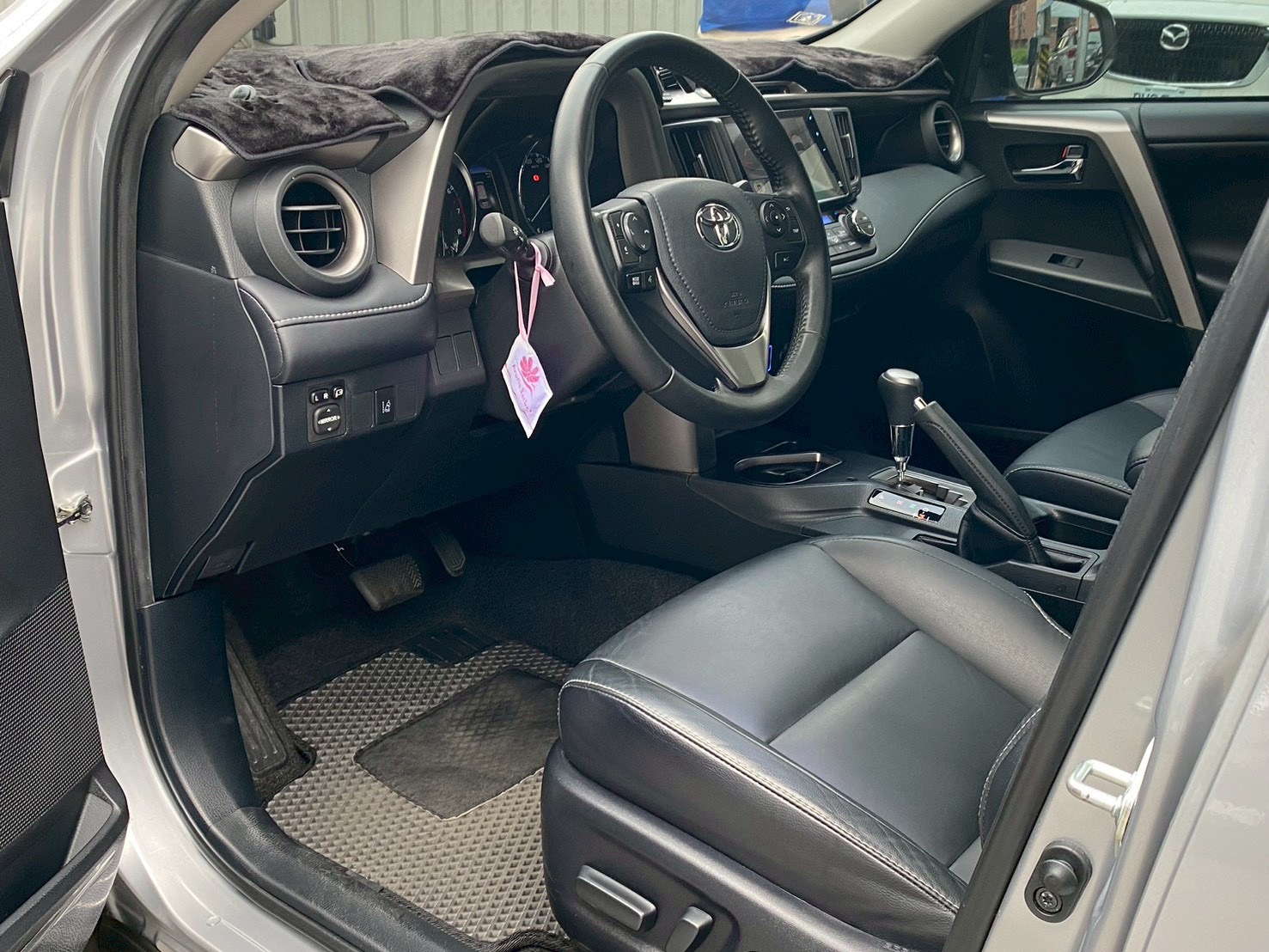 FB搜尋:小陳嚴選中古車  2018 Toyota RAV 4  手機0987851688  第4張相片