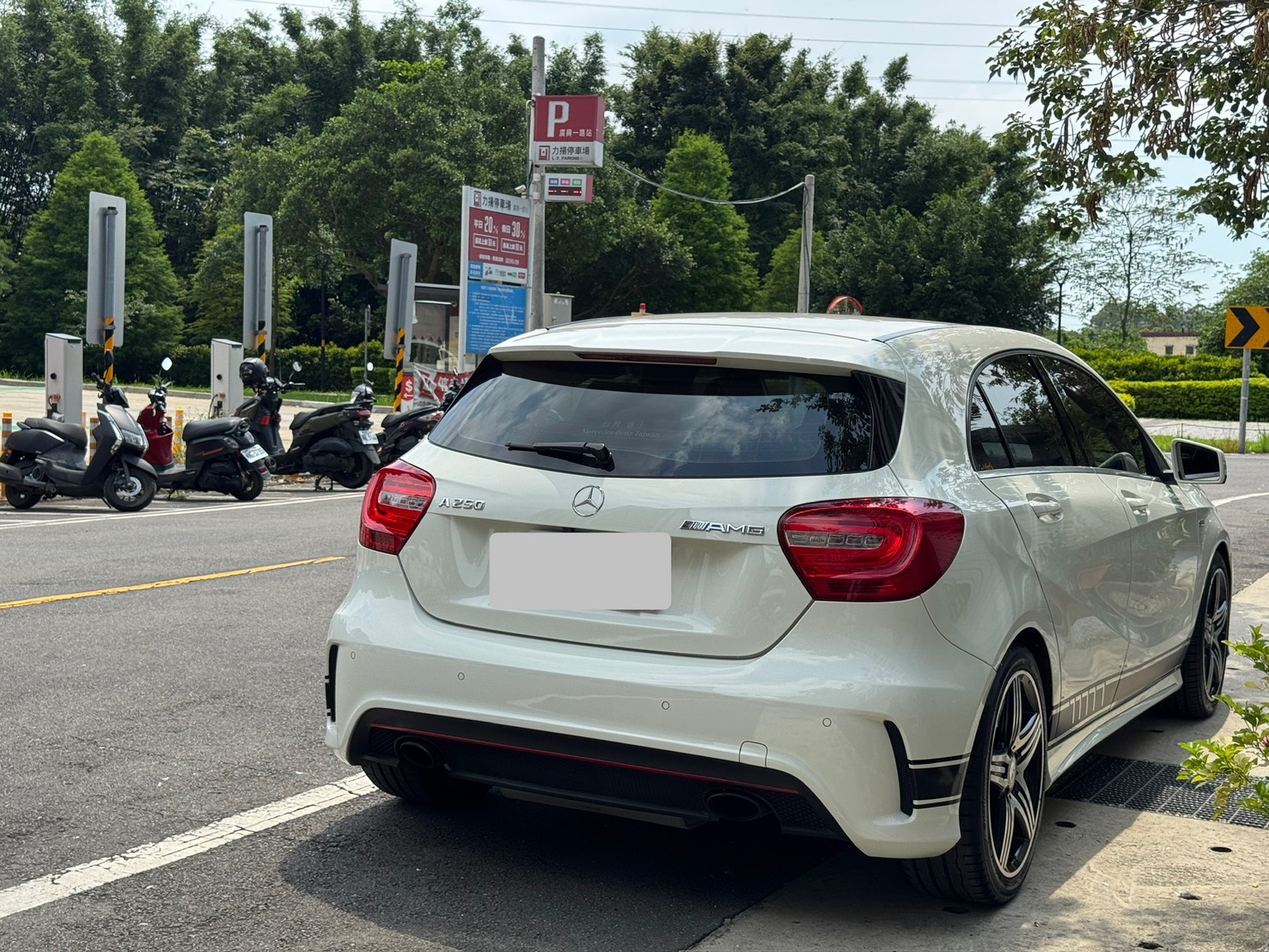 FB搜尋:小陳嚴選中古車  BENZ 2014款 A250 PLUS 手機0987851688  第10張相片