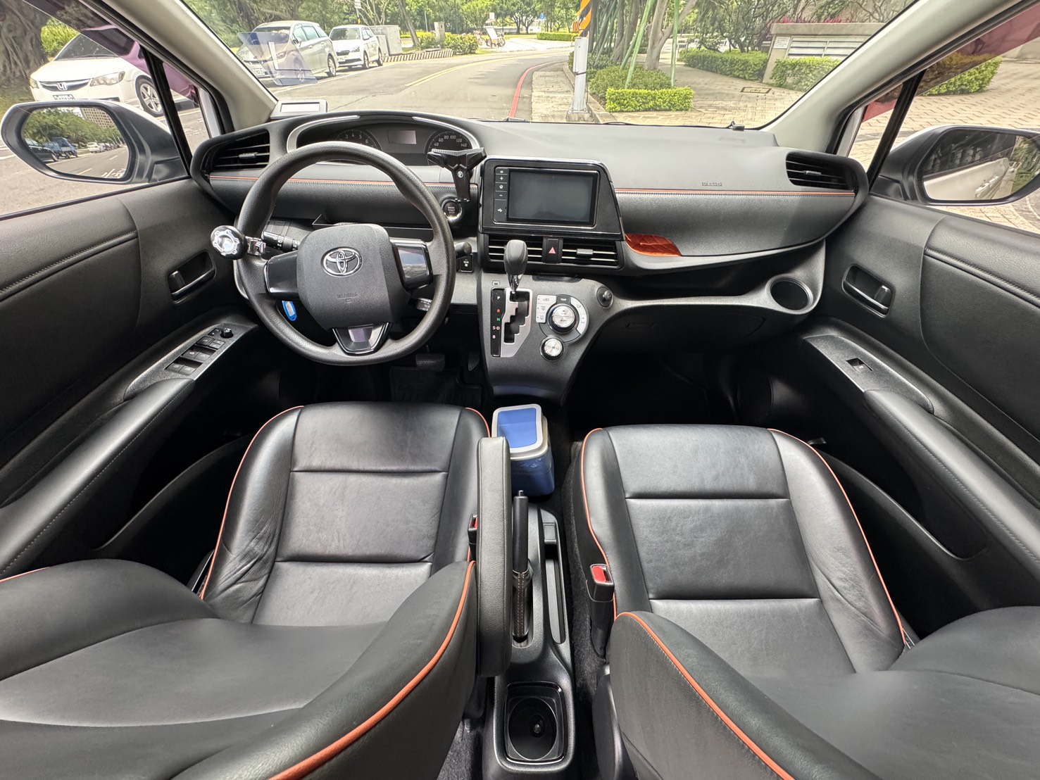 FB搜尋:小陳嚴選中古車  Toyota Sienta 2018款 7人座 豪華頂級型 手機0987851688  第2張相片