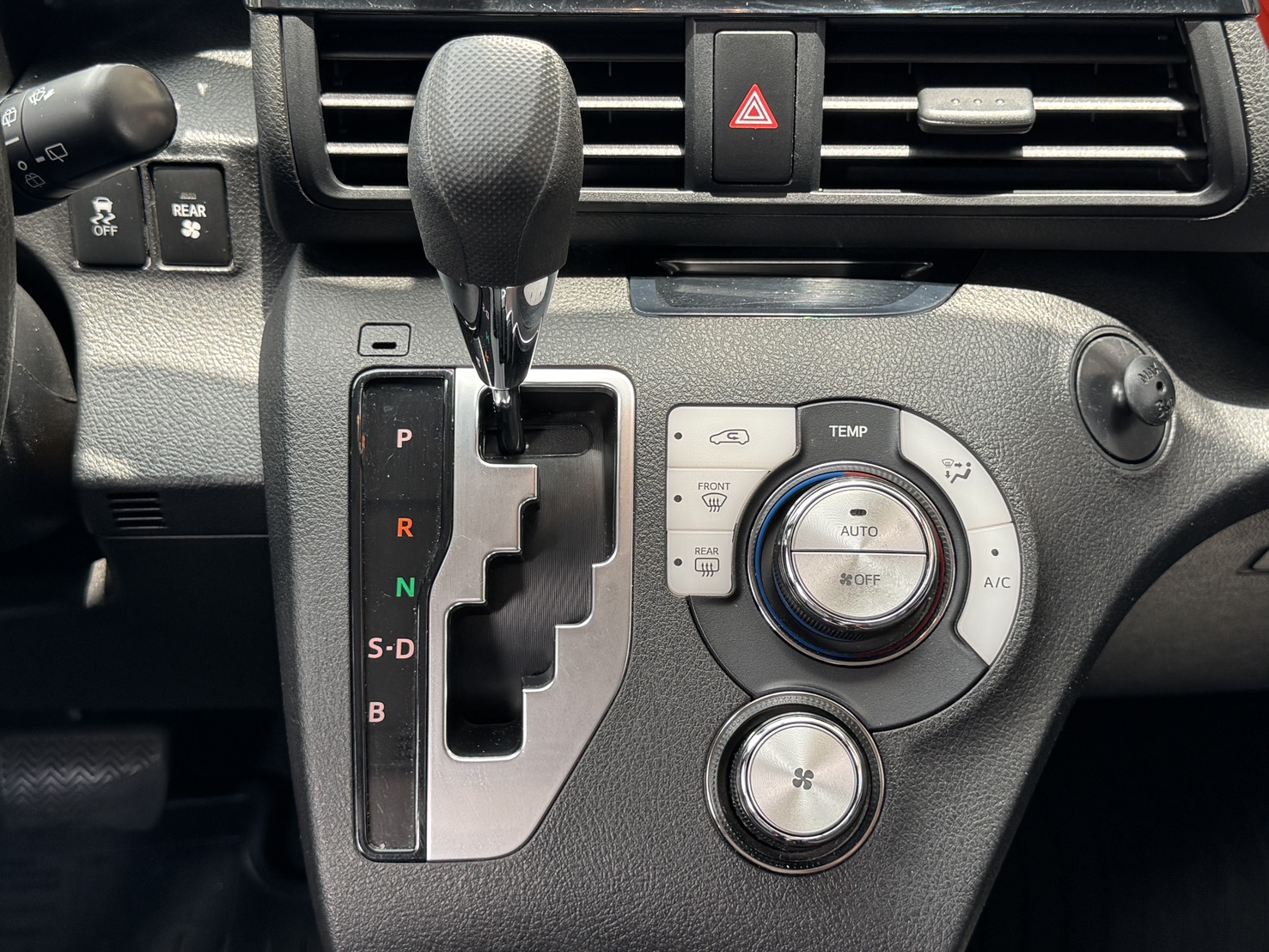 FB搜尋:小陳嚴選中古車  Toyota Sienta 2018款 7人座 豪華頂級型 手機0987851688  第7張相片