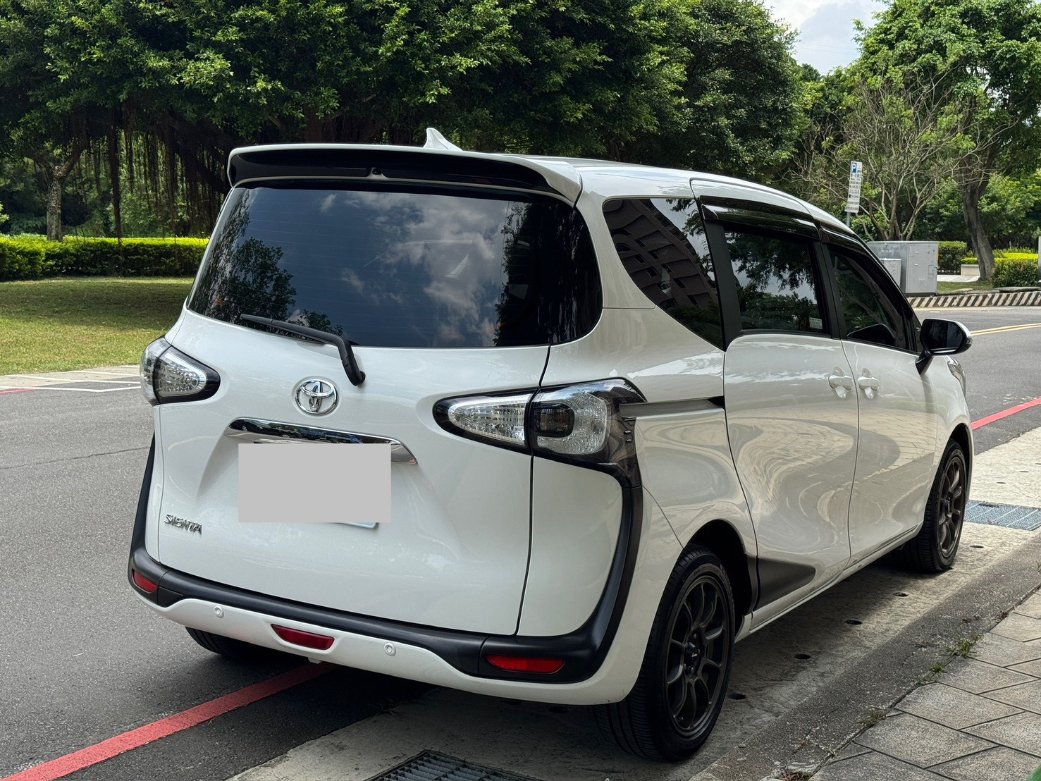 FB搜尋:小陳嚴選中古車  Toyota Sienta 2018款 7人座 豪華頂級型 手機0987851688  第11張相片
