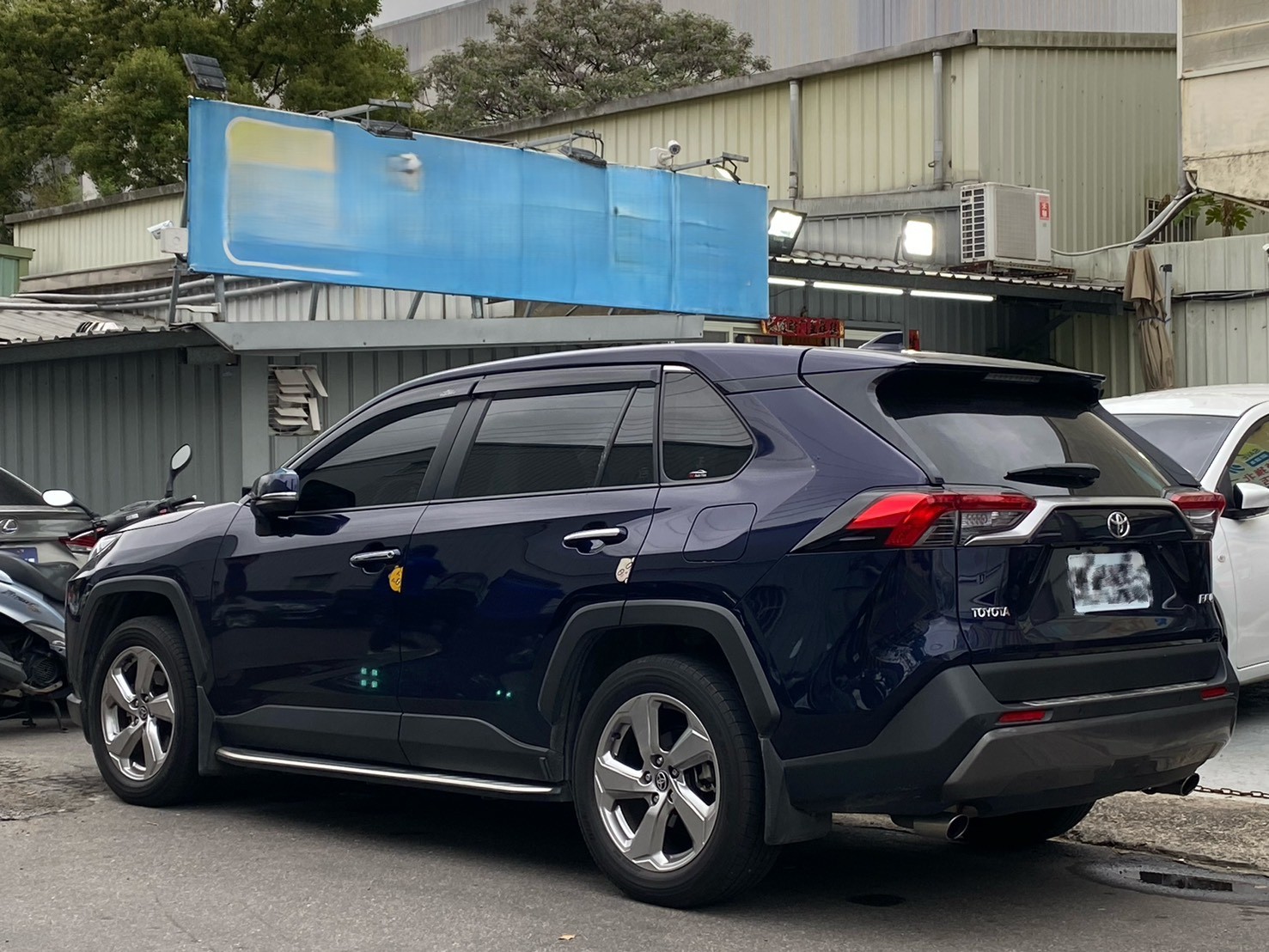 2019 年 RAV4 家用/工地用都適合深色車不怕髒  第2張相片