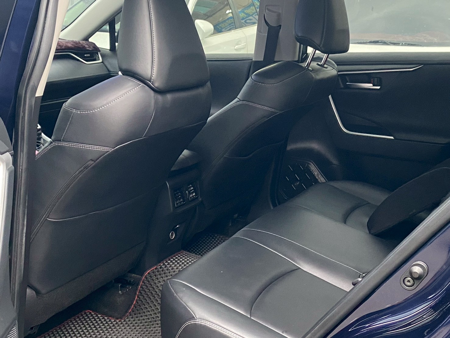 2019 年 RAV4 家用/工地用都適合深色車不怕髒  第4張相片