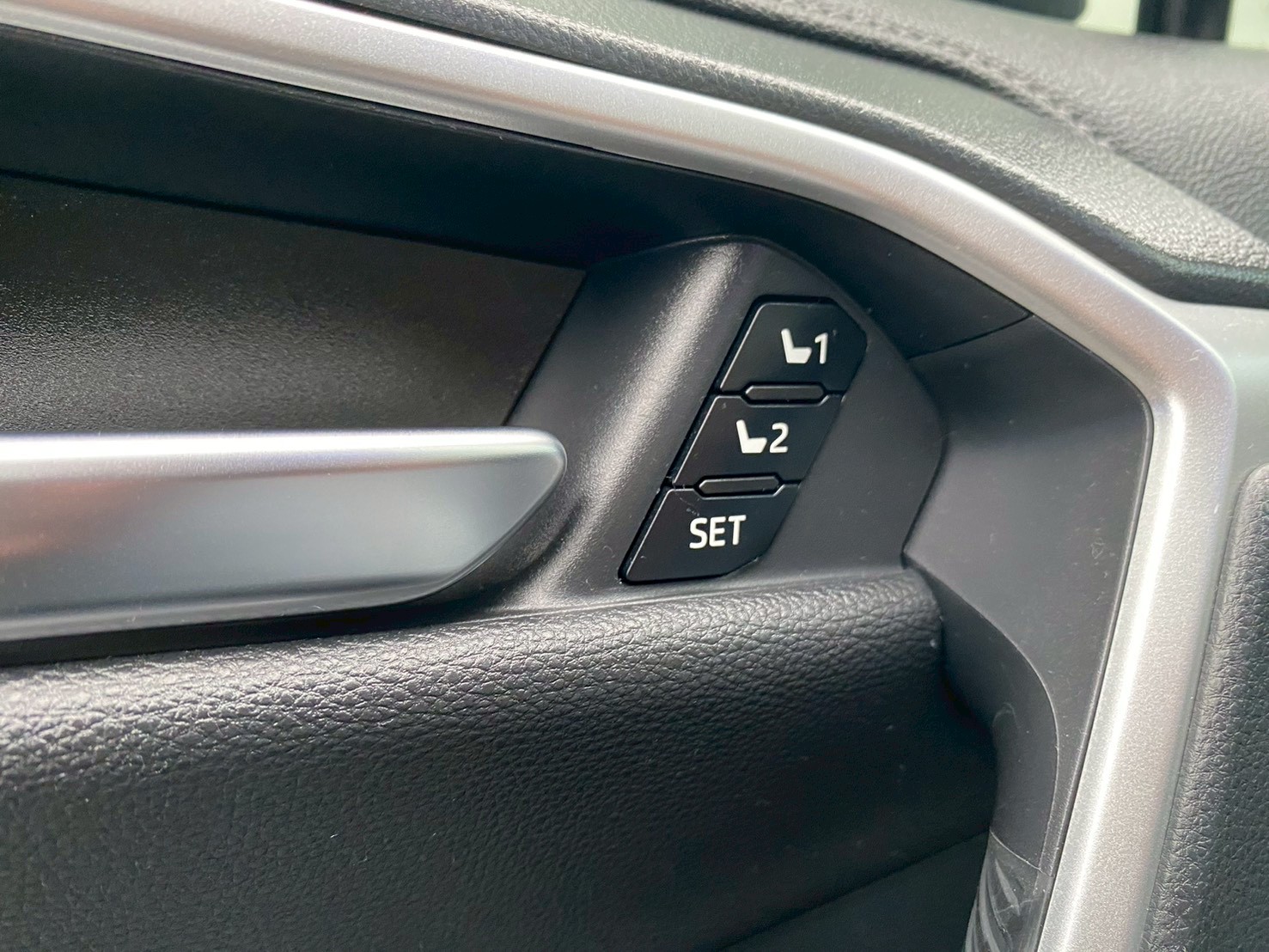 2019 年 RAV4 家用/工地用都適合深色車不怕髒  第10張相片