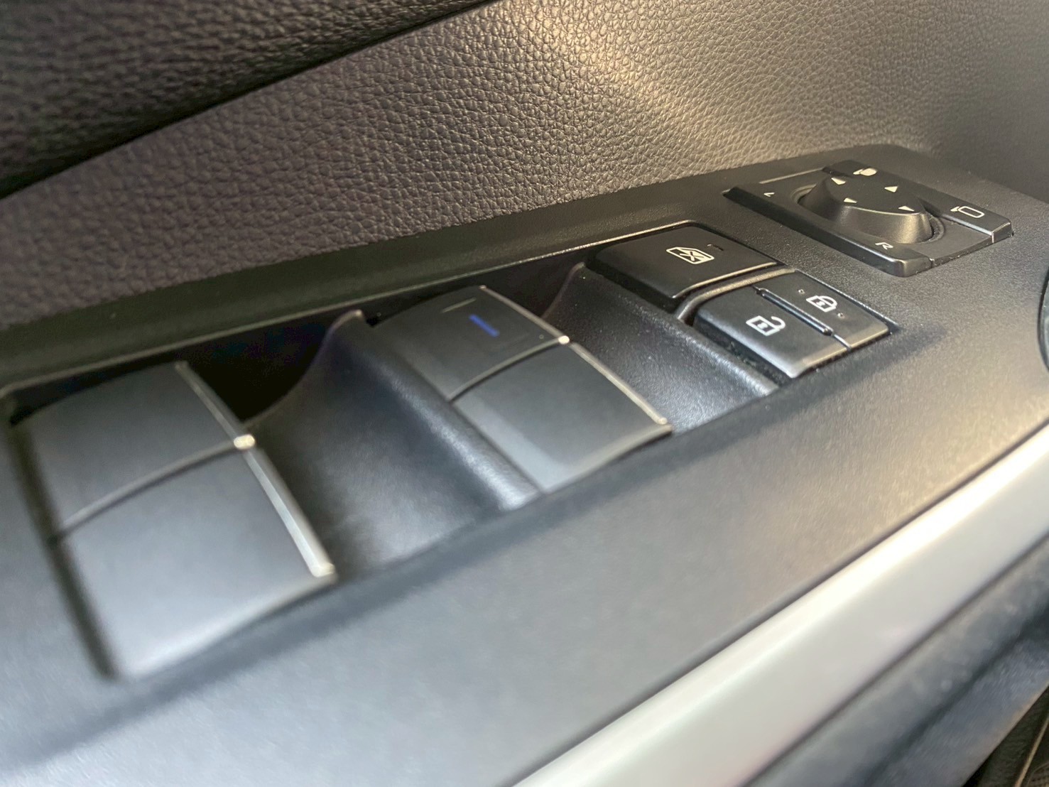 2019年豐田 RAV4 家用車 有電尾門  第8張相片