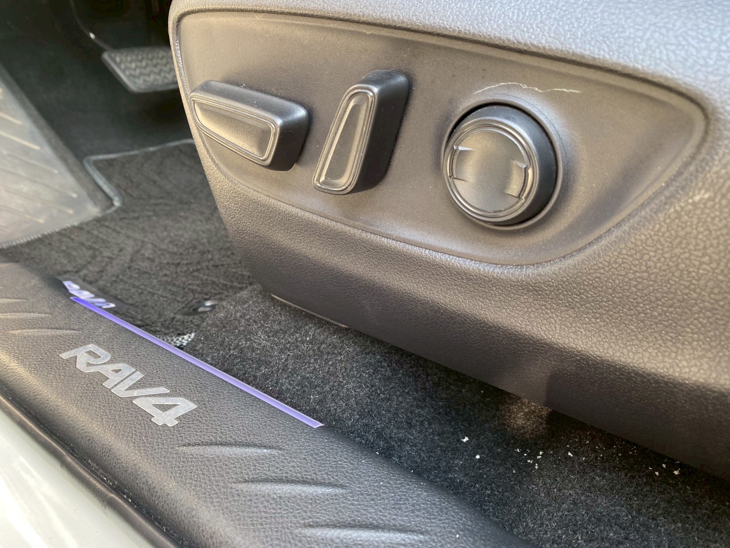 2019年豐田 RAV4 家用車 有電尾門  第11張相片