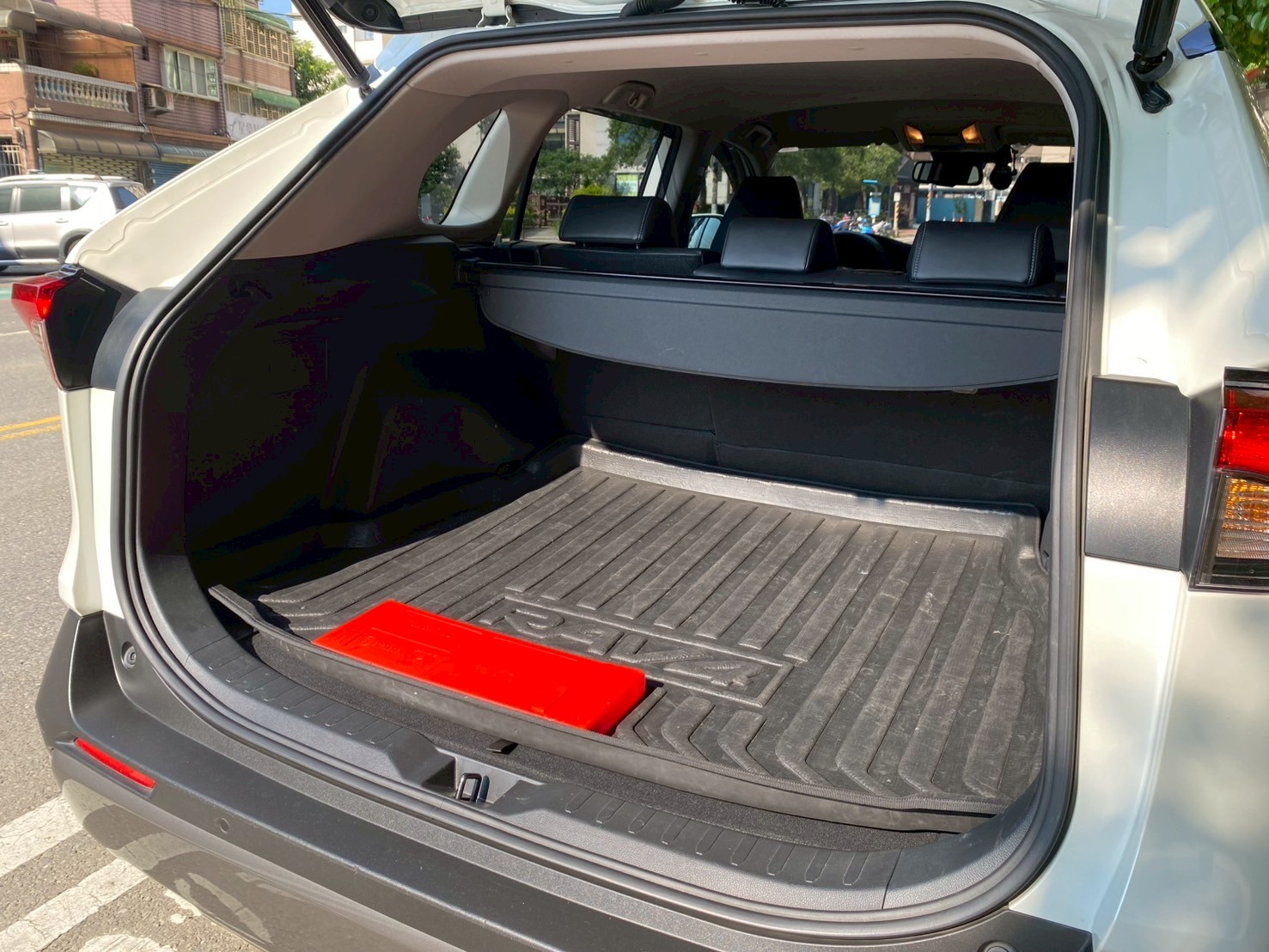 2019年豐田 RAV4 家用車 有電尾門  第12張相片