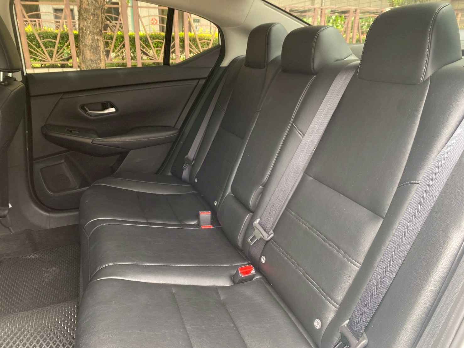 2020年｜尊爵智駕版｜汽油 － ✔️全車原鈑✔️實車實跑✔️貸款諮詢 － 配備： ✔️免鑰匙啟動✔️ACC前後雷達 ✔️CarPlay ✔️盲點✔️恆溫 ✔️車道維持✔️摸門解鎖✔️倒車顯示 ✔️後座出風口✔️360環景 － 買車賣車找阿  第4張相片