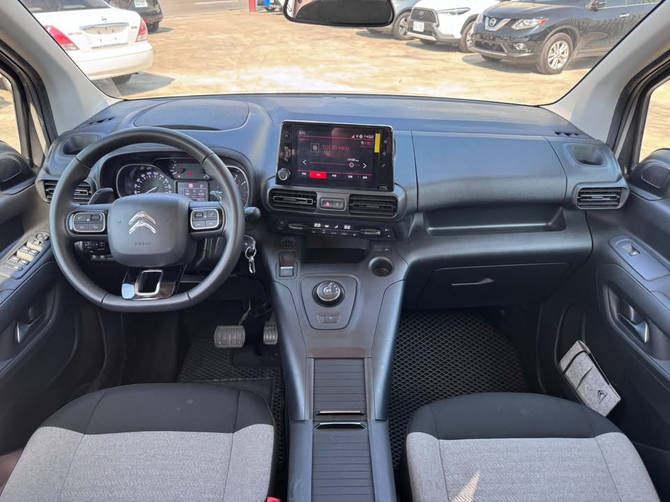 2022年 雪鐵龍 Berlingo 1.5長軸版 柴油渦輪 灰色 全車原版件  第6張相片