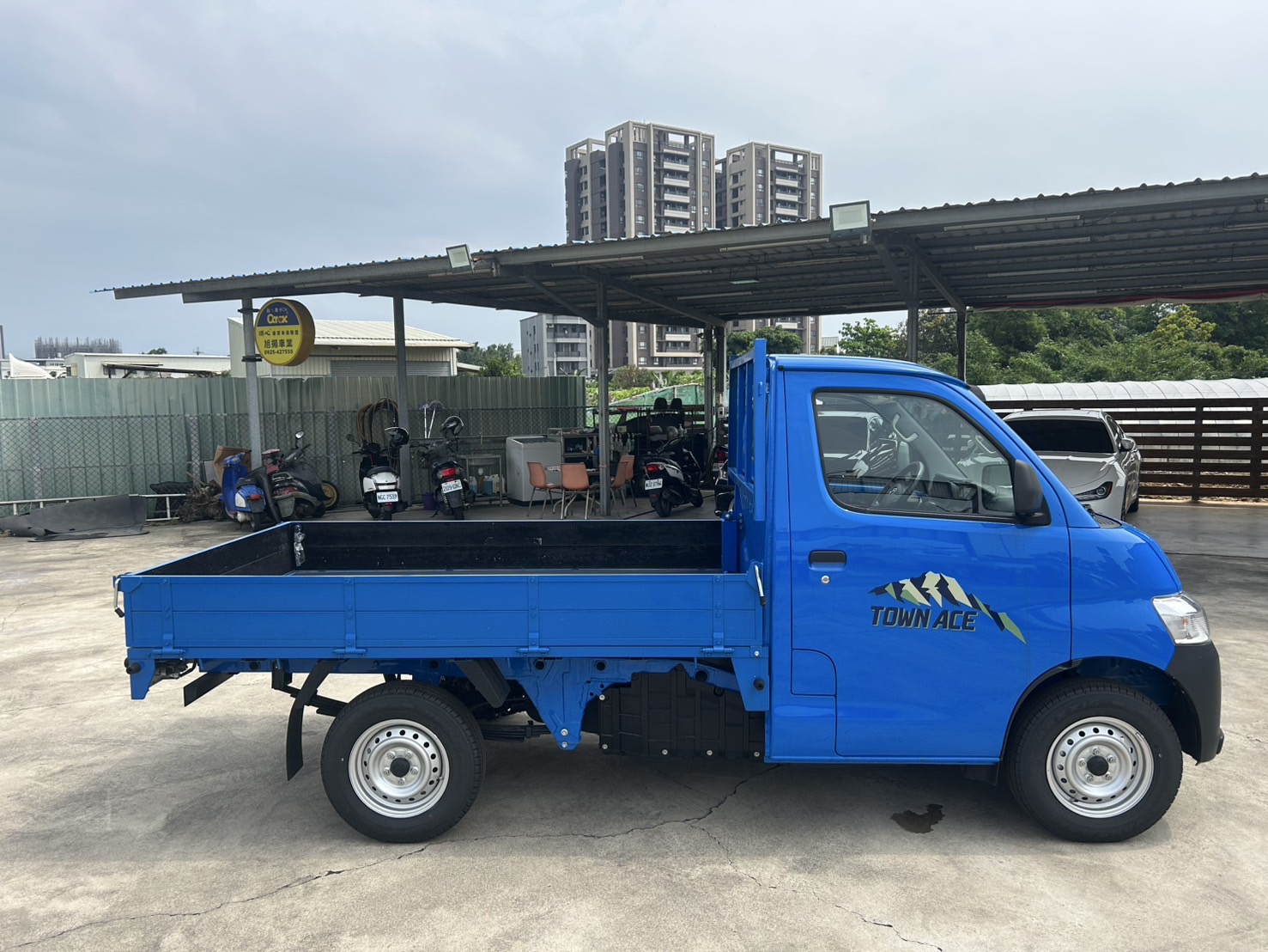 Toyota Town Ace 2024款 1.5汽油 木床自排 藍色 就是全新車 新車保固中 里程6公里  第5張相片