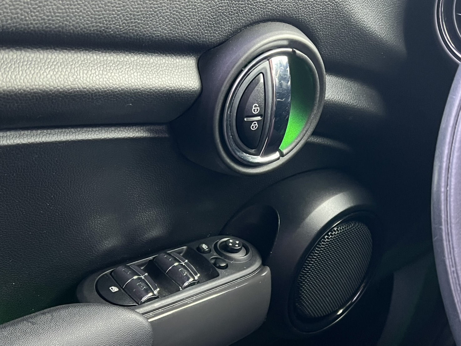 2018年Mini Hatch 5D Cooper F55型第三代小改款 全車原版件 喜歡英倫風朋友們的不要錯過  第11張相片