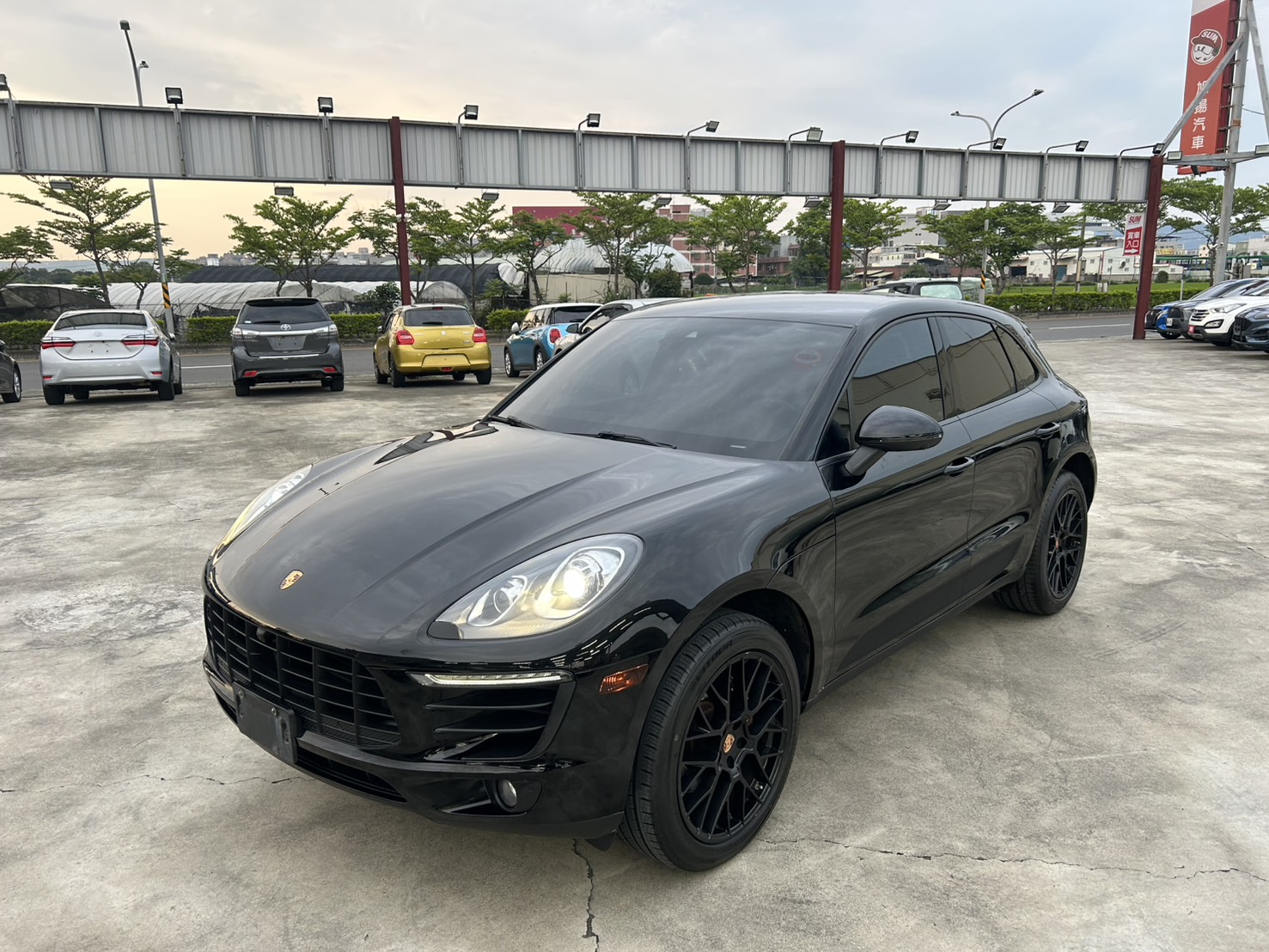 2017年 Porsche Macan 2.0L白金版 20吋多幅式鋁圈、Acc定速跟車、360環景影像  第1張相片