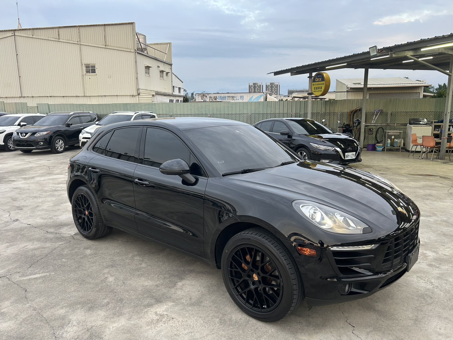 2017年 Porsche Macan 2.0L白金版 20吋多幅式鋁圈、Acc定速跟車、360環景影像  第2張相片