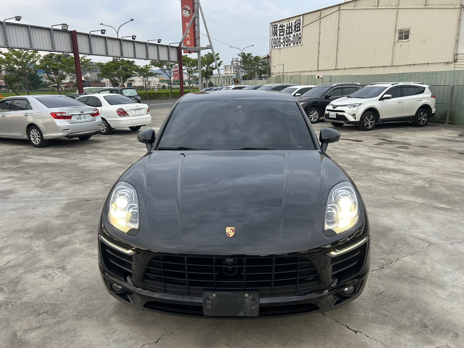 2017年 Porsche Macan 2.0L白金版 20吋多幅式鋁圈、Acc定速跟車、360環景影像  第3張相片