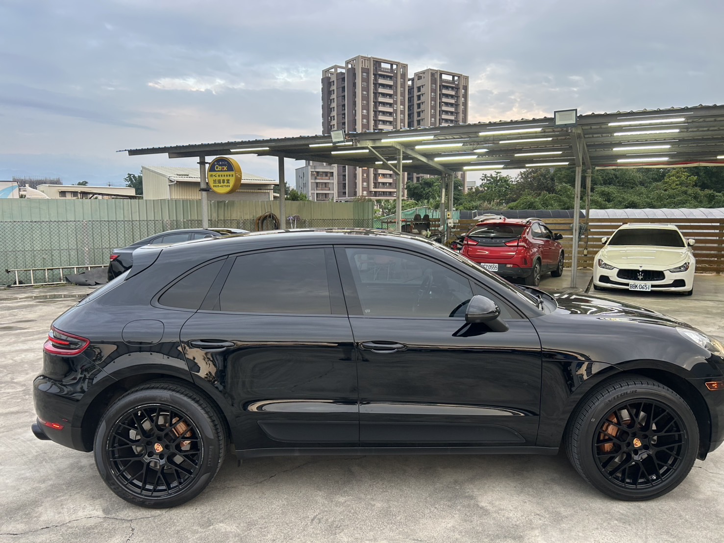2017年 Porsche Macan 2.0L白金版 20吋多幅式鋁圈、Acc定速跟車、360環景影像  第4張相片
