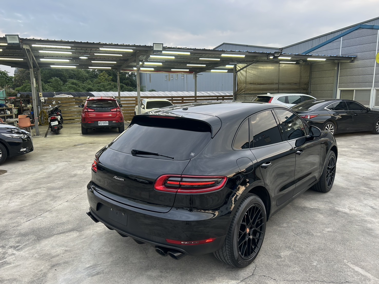 2017年 Porsche Macan 2.0L白金版 20吋多幅式鋁圈、Acc定速跟車、360環景影像  第5張相片