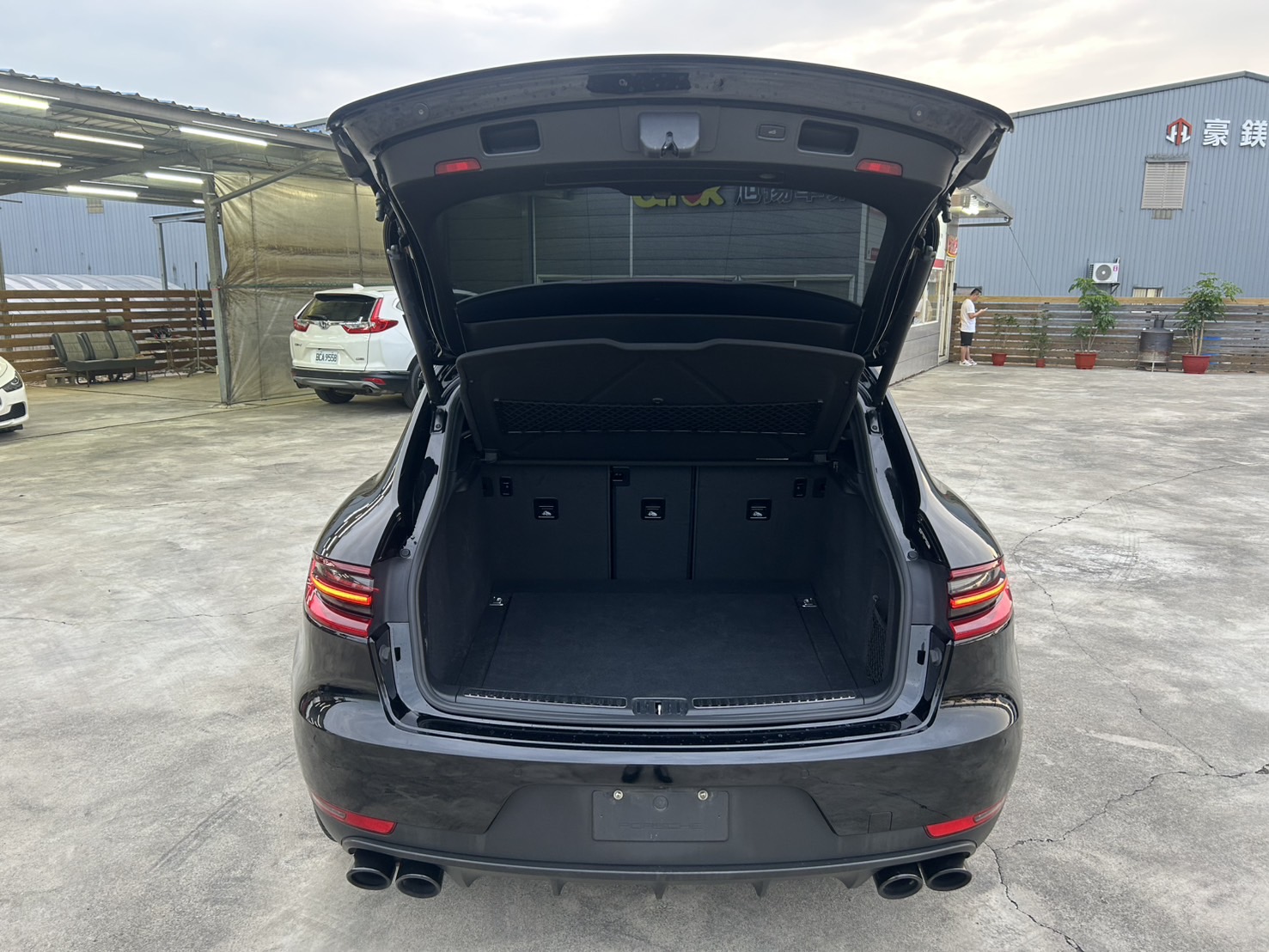 2017年 Porsche Macan 2.0L白金版 20吋多幅式鋁圈、Acc定速跟車、360環景影像  第7張相片