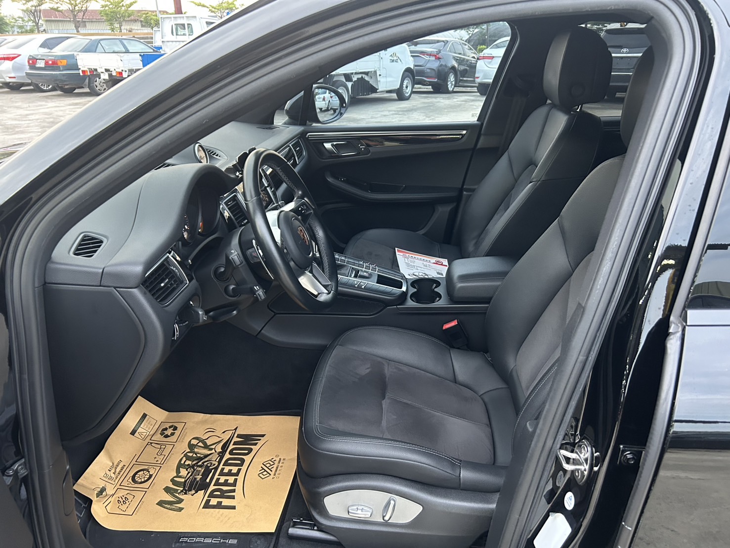 2017年 Porsche Macan 2.0L白金版 20吋多幅式鋁圈、Acc定速跟車、360環景影像  第10張相片