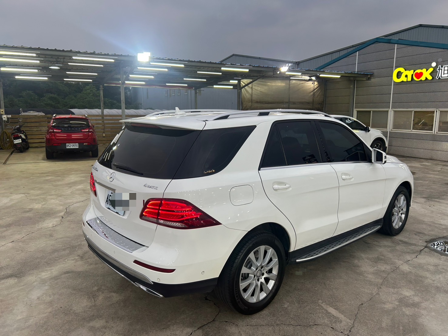 2016年 M-Benz GLE250D 4MATIC 總代理  德系工藝豪華休旅 高貴不貴  第4張相片