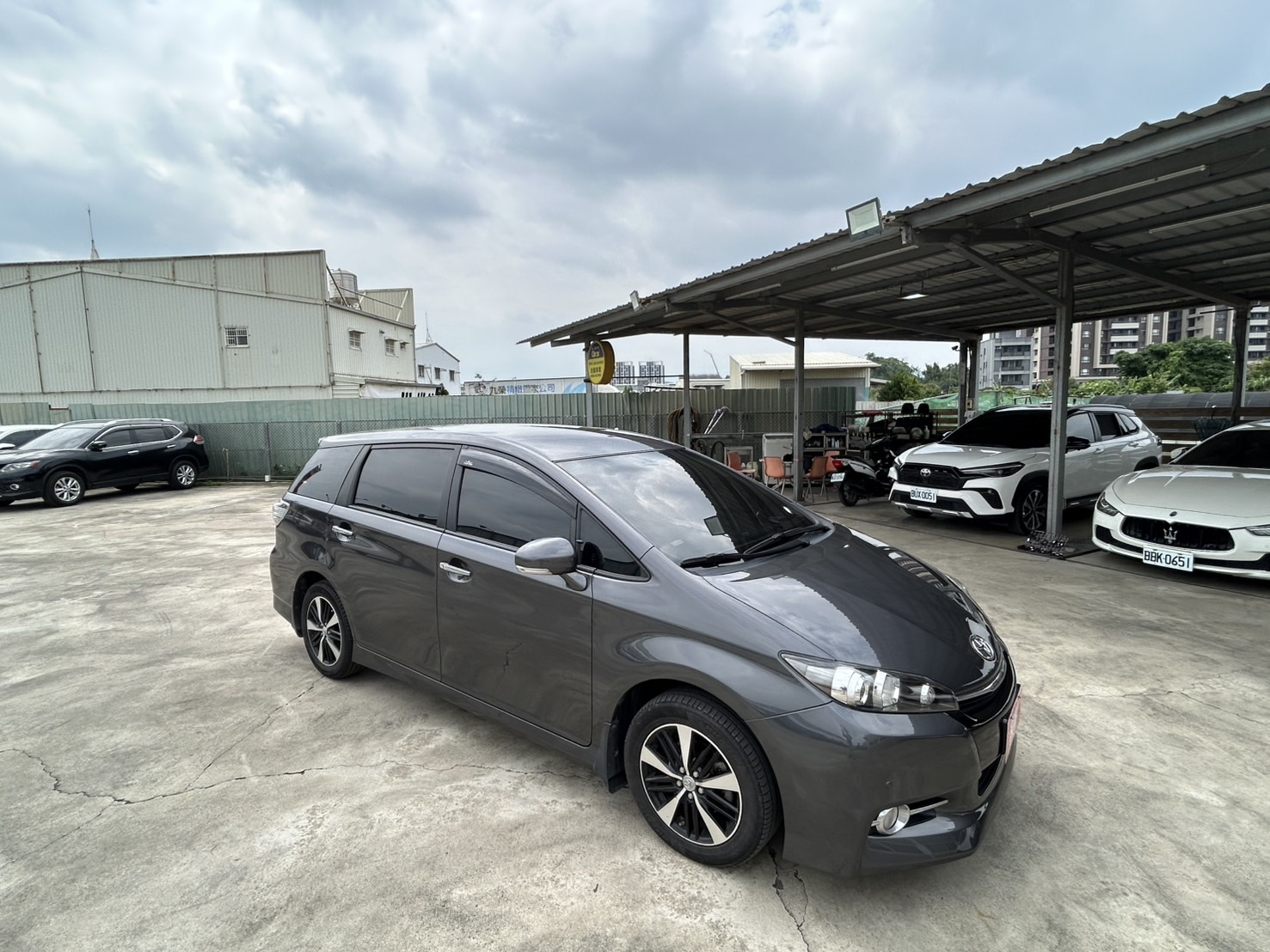 2014年 豐田 2.0尊爵 七人座 灰色 全車原版件/里程只有12萬/絕版好車 賣一台少一台 錯過不再  第3張相片