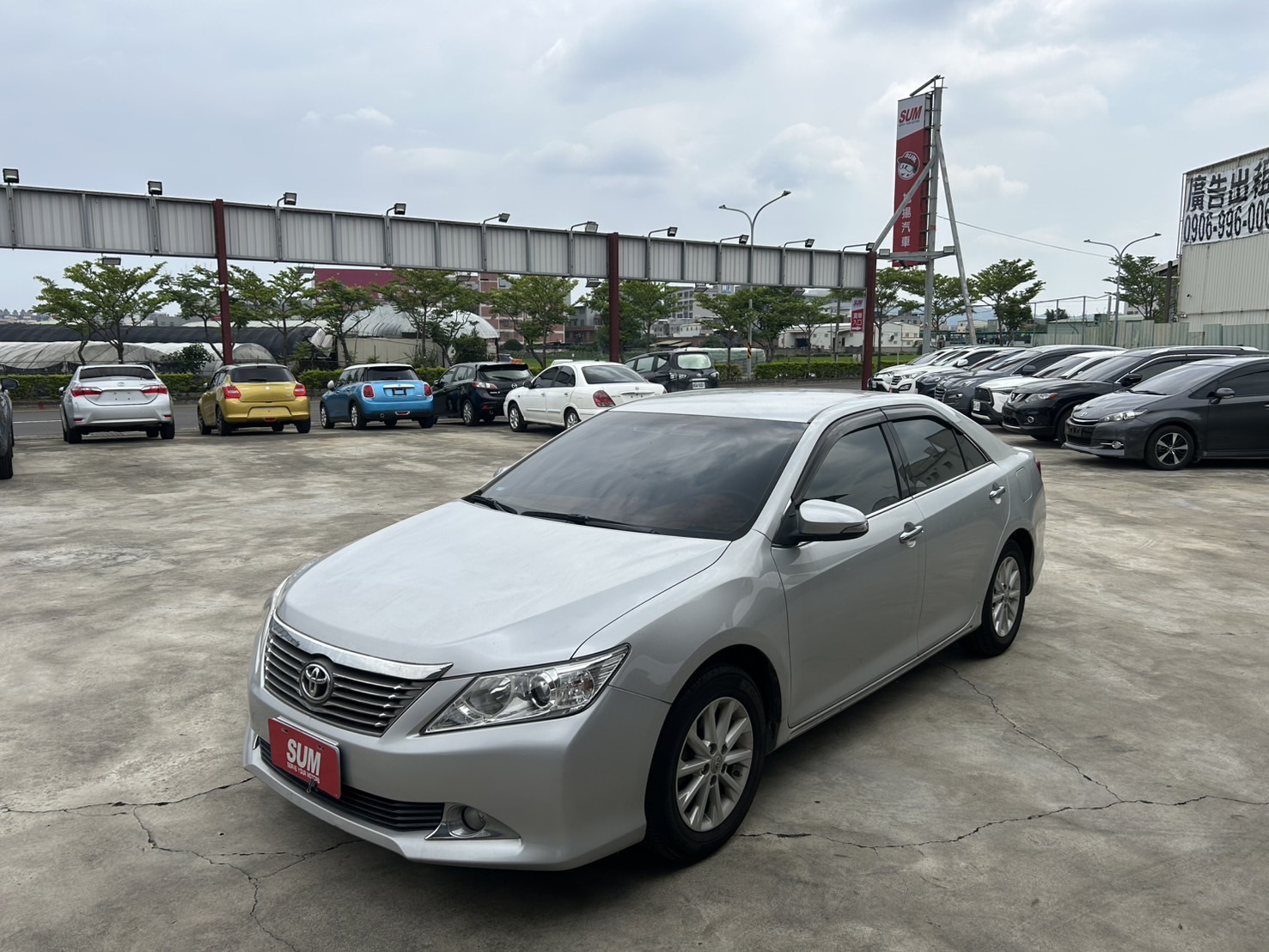 2013年 Toyota Camry  2.0 E 銀色 全車原版件/一手車/里程只跑3萬公里 你沒看錯 就是3萬公里 附監理站證明  第1張相片