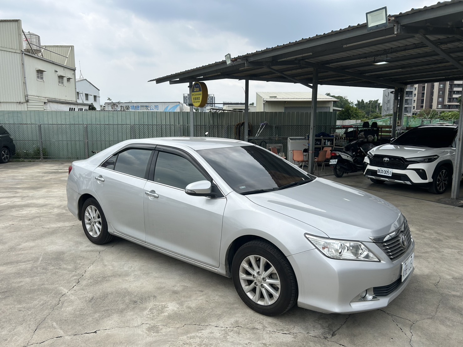 2013年 Toyota Camry  2.0 E 銀色 全車原版件/一手車/里程只跑3萬公里 你沒看錯 就是3萬公里 附監理站證明  第2張相片