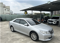 2013年 Toyota Camry  2.0 E 銀色 全車原版件/一手車/里程只跑3萬公里 你沒看錯 就是3萬公里 附監理站證明  第2張縮圖